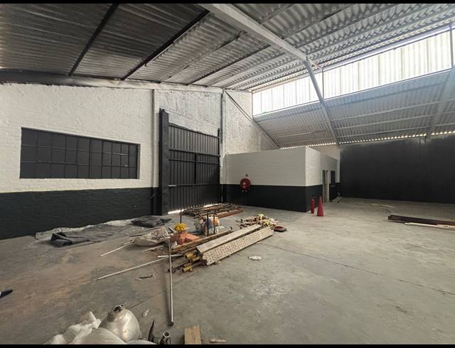 1,600M² WAREHOUSE TO LET IN STIKLAND INDUSTRIAL
